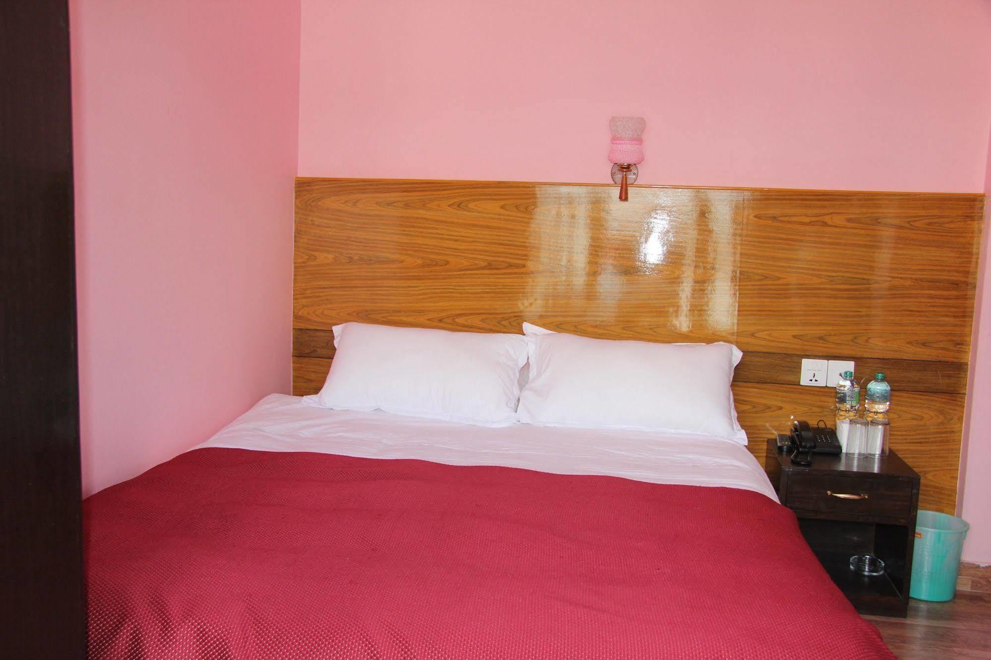 פוקהרה Hotel Buttercup מראה חיצוני תמונה